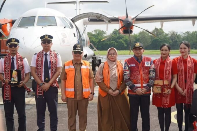 Bupati Kotim H.Halikinnor bersama Wakil Bupati Kotim Irawati saat menyambut kembalinya Maskapai Wings Air mengudara di Bandara H Asan Sampit, Selasa (10/3).