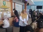 Wakil Bupati Kabupaten Kotawaringin Timur (Kotim), Irawati, turun langsung memantau pelayanan publik di Kantor Disdukcapil pasca libur Hari Raya Idulfitri, Rabu (25/3).