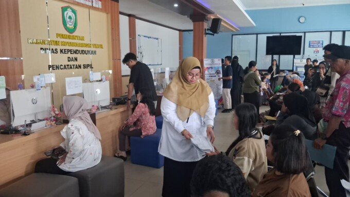 Kotim Wakil Bupati Kabupaten Kotawaringin Timur (Kotim), Irawati, turun langsung memantau pelayanan publik di Kantor Disdukcapil pasca libur Hari Raya Idulfitri, Rabu (25/3).