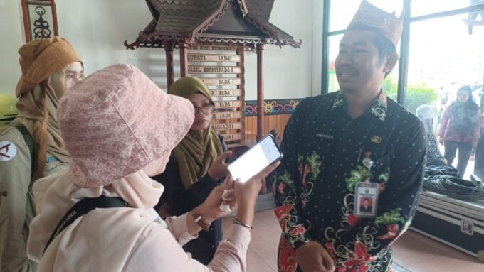 DIWAWANCARAI: Kepala BKPSDM Kotim, Kamaruddin Makkalepu, saat diwawancarai awak media belum lama ini.