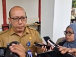 Kepala Diskominfo Kotim, Cok Orda Putra Legawa, saat diwawancarai awak media, Rabu (11/3).