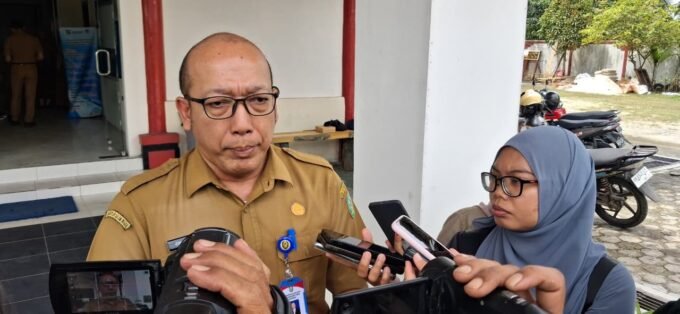 Kepala Diskominfo Kotim, Cok Orda Putra Legawa, saat diwawancarai awak media, Rabu (11/3).