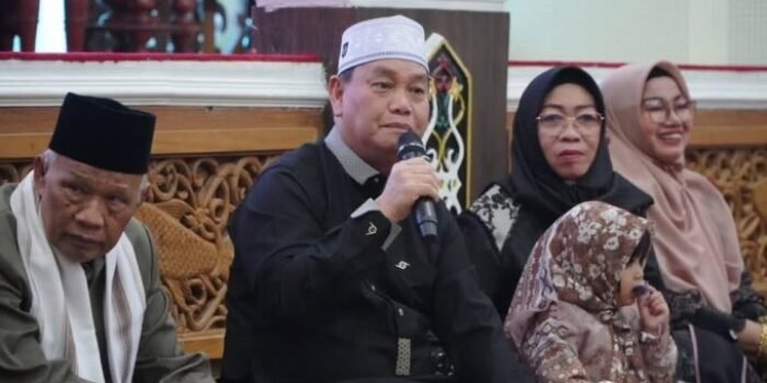 Kotim Bupati Kotawaringin Timur, H. Halikinnor, saat buka bersama di rumah jabatan, Sabtu (14/3).