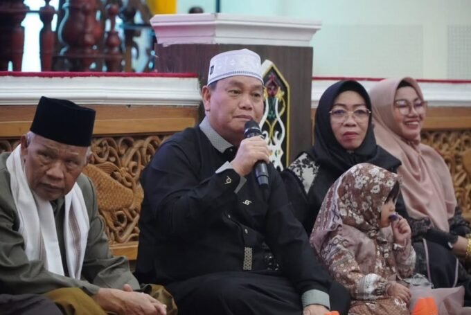 Bupati Kotawaringin Timur, H. Halikinnor, saat buka bersama di rumah jabatan, Sabtu (14/3).