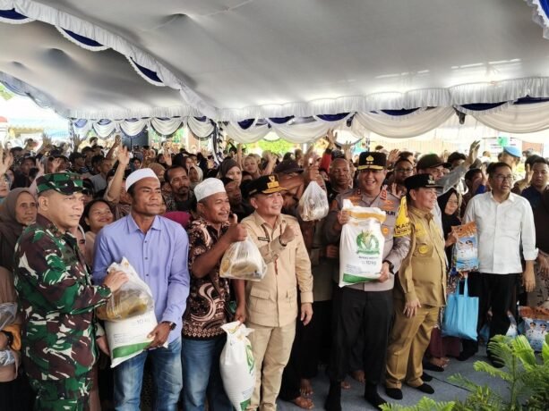 Bupati Kotim, Halikinnor, saat menghadiri pasar murah di Museum Kayu Sampit bersama Gubernur Kalteng, Agustiar Sabran, Senin (16/3).