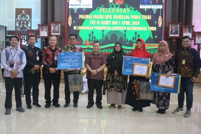 Kotim Bupati Kotim, H Halikinnor saat foto bersama dengan PNS yang memasuki masa purna tugas, yang digelar di Aula Rumah Jabatan Bupati, Jumat (27/2).