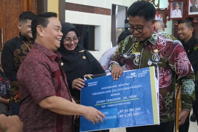Bupati Kabupaten Kotim H.Halikinnor didampingi Wakil Bupati Irawati saat menyerahkan secara simbolis tabungan taspen kepada PNS yang Purna Tugas, Jumat (27/2) kemarin