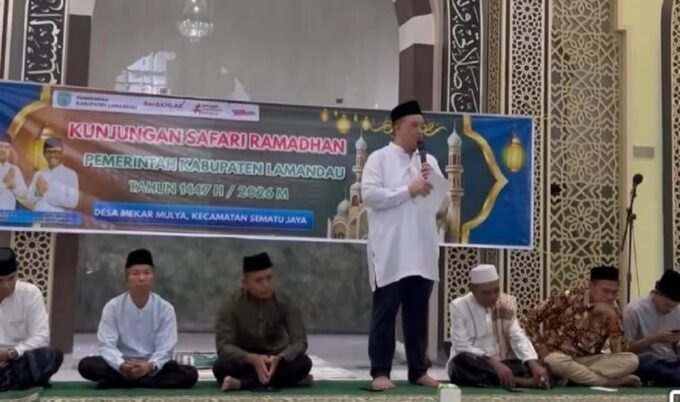 Bupati Lamandau Rizky Aditya Putra saat menghadiri kegiatan Safari Ramadan 1447 H di Desa Mekar Mulya, Kecamatan Sematu Jaya, belum lama ini.