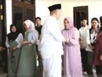 Bupati Lamandau Rizky Aditya Putra, bersama keluarga besar saat bersilaturahmi ke kediaman pejabat Pemkab Lamandau yang merayakan Lebaran, belum lama ini.