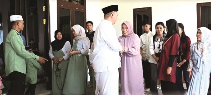 Bupati Lamandau Rizky Aditya Putra, bersama keluarga besar saat bersilaturahmi ke kediaman pejabat Pemkab Lamandau yang merayakan Lebaran, belum lama ini.