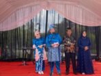 Bupati Lamandau Rizky Aditya Putra didampingi istri, dan Wakil Bupati Lamandau Abdul Hamid, saat menggelar halal bihalal bersama jajaran pemerintah dan masyarakat, di Rujab Bupati, Minggu (29/3).