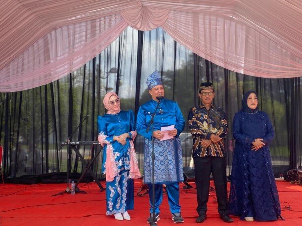 Lamandau Bupati Lamandau Rizky Aditya Putra didampingi istri, dan Wakil Bupati Lamandau Abdul Hamid, saat menggelar halal bihalal bersama jajaran pemerintah dan masyarakat, di Rujab Bupati, Minggu (29/3).