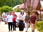 Finalis Putri Indonesia Kalteng, didampingi Tim dari Dinas Pariwisata saat mengunjungi Desa Penyombaan, Kecamatan Delang, belum lama ini.