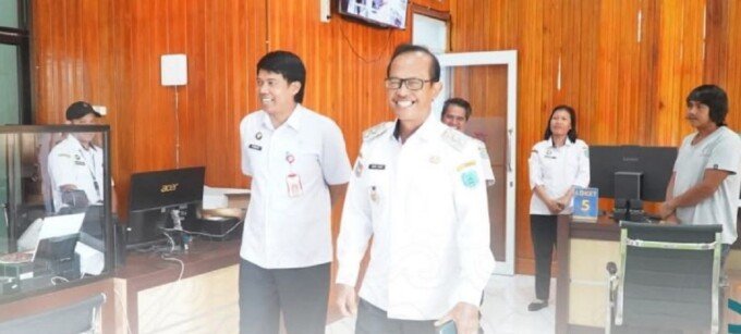 Lamandau Wabup Lamandau disela-sela kegiatannya saat melaksanakan sidak di sejumlah kantor dinas lingkup Pemkab Lamandau, Rabu (25/3).