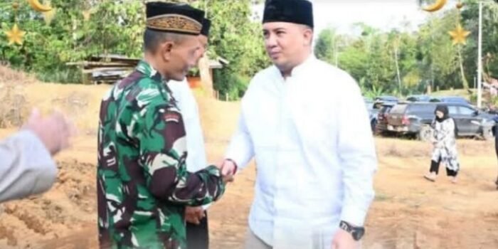 Bupati Lamandau Rizky Aditya Putra saat memimpin kegiatan safari Ramadan di Masjid Al-Ikhlas Desa Sepoyu Kecamatan Delang, Rabu (4/3).