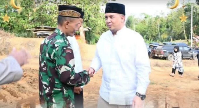 Bupati Lamandau Rizky Aditya Putra saat memimpin kegiatan safari Ramadan di Masjid Al-Ikhlas Desa Sepoyu Kecamatan Delang, Rabu (4/3).
