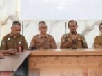 Wakil Bupati Lamandau, Abdul Hamid, didampingi Sekda Lamandau, M Irwansyah, saat menghadiri penyerahan simbolis program KHBS, di Kantor Dinas Sosial Kabupaten Lamandau, Senin (9/3).