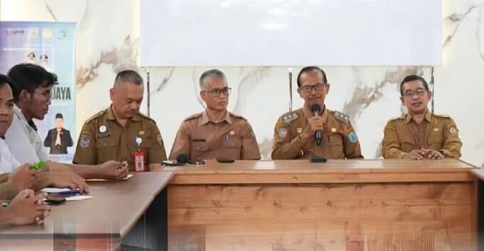 Wakil Bupati Lamandau, Abdul Hamid, didampingi Sekda Lamandau, M Irwansyah, saat menghadiri penyerahan simbolis program KHBS, di Kantor Dinas Sosial Kabupaten Lamandau, Senin (9/3).