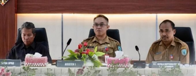 Asisten Administrasi Pemerintahan dan Kesejahteraan Rakyat Setda Lamandau, Triadi Eka Asi Jaya Diputera, saat membuka kegiatan Musrenbang, di Aula Kantor Bapperida, (10/3).