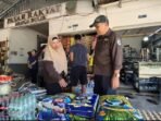Kepala Dinas DKUKMPP, Penyang, bersama tim satgas pangan saat melakukan pemantauan stok kebutuhan bahan pokok di sejumlah pasar, belum lama ini.