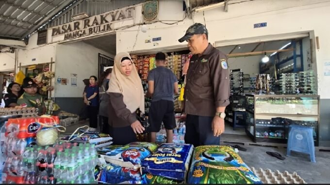 Lamandau Kepala Dinas DKUKMPP, Penyang, bersama tim satgas pangan saat melakukan pemantauan stok kebutuhan bahan pokok di sejumlah pasar, belum lama ini.