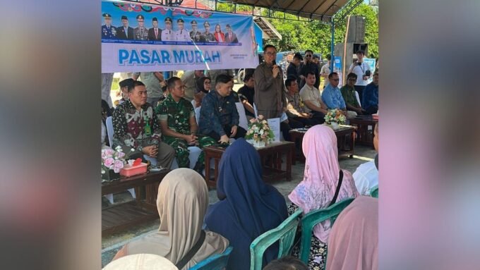 Lamandau Pemprov Kalteng bersama Pemkab Lamandau melaksanakan pasar murah di halaman Kantor Kecamatan Bulik, Jumat (13/3).