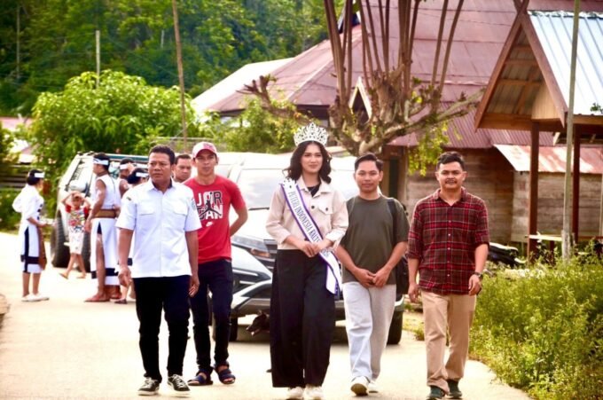 Finalis Putri Indonesia Kalteng, didampingi Tim dari Dinas Pariwisata saat mengunjungi Desa Penyombaan, Kecamatan Delang, belum lama ini.
