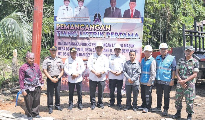 Bupati Barito Utara H Shalahuddin ST MT, Wakil Bupati Felix Sonadie Y. Tingan, A.Md, Sekretaris Daerah Drs. Muhlis bersama unsur Organisasi Perangkat Daerah (OPD) terkait usai melakukan pemancangan tiang listrik pertama di Desa Benangin II, Kecamatan Teweh Timur, Rabu (14/1).