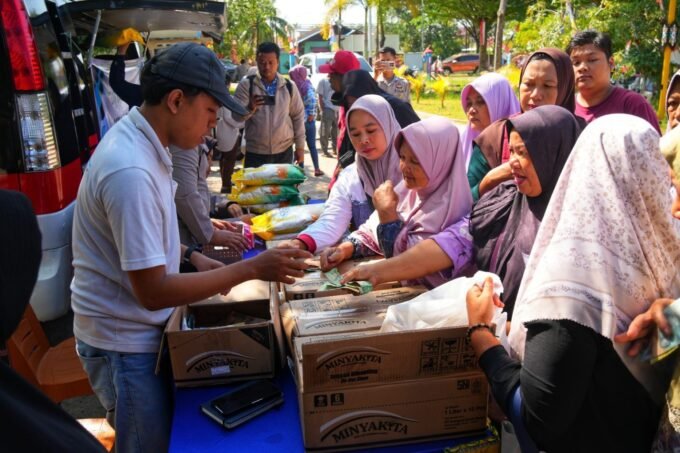 PALANGKA RAYA Warga setempat memadati halaman Kantor Kelurahan Bukit Tunggal untuk memenuhi kebutuhan pokok, Jumat (13/3).