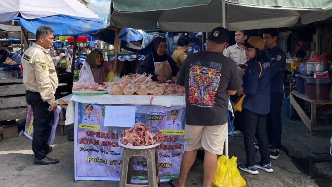 Tim Satgas cepat tanggap melaksanakan opsar harga ayam, di Pasar Besar, Selasa (17/3).