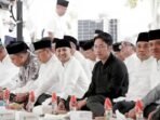 Wali Kota Palangka Raya, Fairid Naparin (tengah) menyimak tausiah yang dibawakan Angelina Sondakh pada buka puasa bersama yang digelar di Rujab Wali Kota, Jumat (27/2).