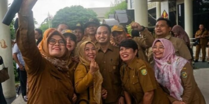 Wali Kota Palangka Raya, Fairid Naparin (tengah) menyempatkan diri berfoto bersama dengan jajaran Pemko Palangka Raya selepas Apel Besar ASN, di Kantor Wali Kota, Senin (30/3).