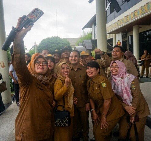 Wali Kota Palangka Raya, Fairid Naparin (tengah) menyempatkan diri berfoto bersama dengan jajaran Pemko Palangka Raya selepas Apel Besar ASN, di Kantor Wali Kota, Senin (30/3).