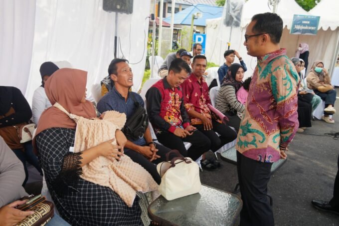 PALANGKA RAYA Wali Kota Palangka Raya, Fairid Naparin menyapa warga yang antre menukarkan pecahan uang baru di halaman Kantor BI Perwakilan Kalteng, beberapa waktu lalu.