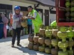 Warga berbondong-bondong mengantre pada opsar elpiji, belum lama ini.