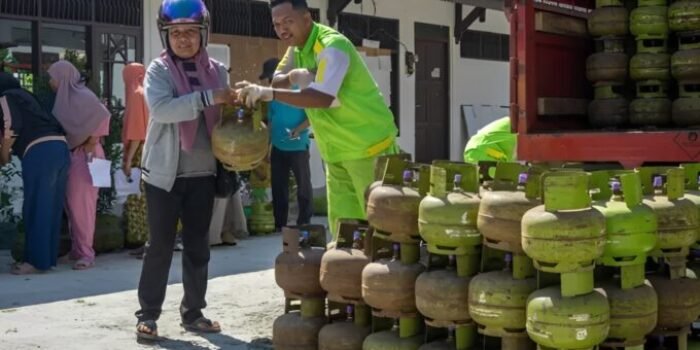 Warga berbondong-bondong mengantre pada opsar elpiji, belum lama ini.