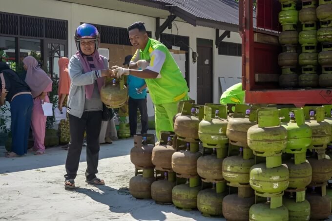 Warga berbondong-bondong mengantre pada opsar elpiji, belum lama ini.
