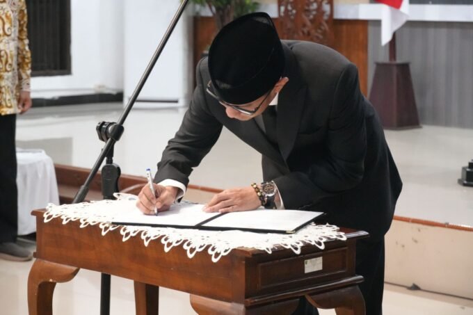 Wali Kota Palangka Raya, Fairid Naparin menandatangani berita acara pelantikan pejabat administrator dan pengawas di aula rumah jabatan Wali Kota Palangka Raya, beberapa waktu lalu.