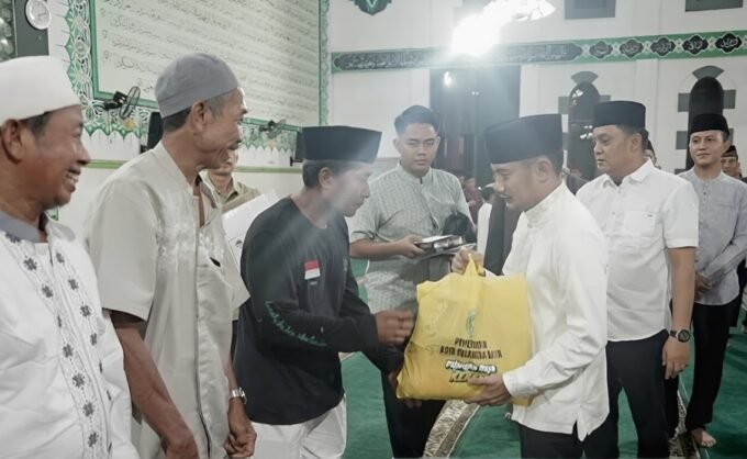 Wali Kota Palangka Raya, Fairid Naparin menyerahkan tali asih kepada warga di Masjid Kubah Hijau Al-Abrar, Selasa (10/3).