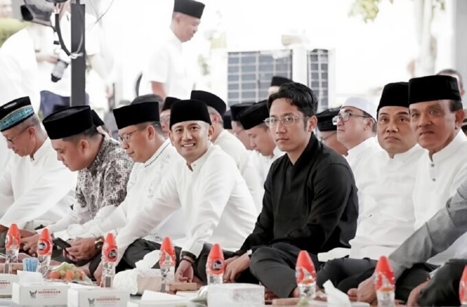 PALANGKA RAYA Wali Kota Palangka Raya, Fairid Naparin (tengah) menyimak tausiah yang dibawakan Angelina Sondakh pada buka puasa bersama yang digelar di Rujab Wali Kota, Jumat (27/2).