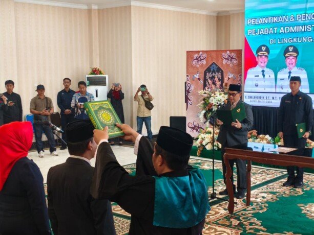 PEMKAB-BATARA Bupati Shalahuddin melantik pejabat eselon III dan IV di aula Rumah Jabatan Bupati, Jumat (30/1).