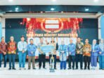 Penyerahan penghargaan pada ajang SMM-PAMA Healthy Awarding, Sabtu (7/2).