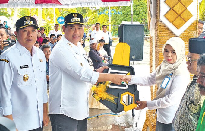 Bupati Barito Utara, H Shalahuddin ST MT, dan Wakil Bupati Felix Sonadie Y Tingang A.Md bersama pihak terkait saat penyerahan kendaraan operasional kepada perangkat daerah sepanjang Desember 2025. Hal itu sebagai upaya penyerapan anggaran daerah.