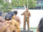 Bupati Barito Utara, H. Shalahuddin, S.T., M.T.,saat menyampaikan amanat pada apel di lingku ngan Dinas Ketahanan Pangan dan Perikanan (DKPP) Barito Utara, senin (12/1).