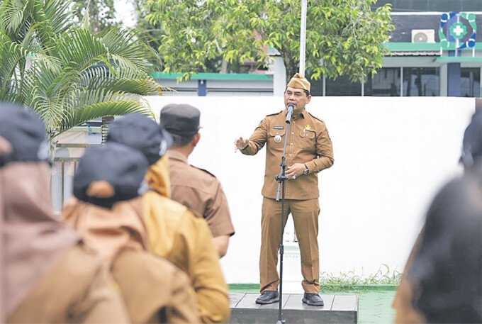 Bupati Barito Utara, H. Shalahuddin, S.T., M.T.,saat menyampaikan amanat pada apel di lingku ngan Dinas Ketahanan Pangan dan Perikanan (DKPP) Barito Utara, senin (12/1).
