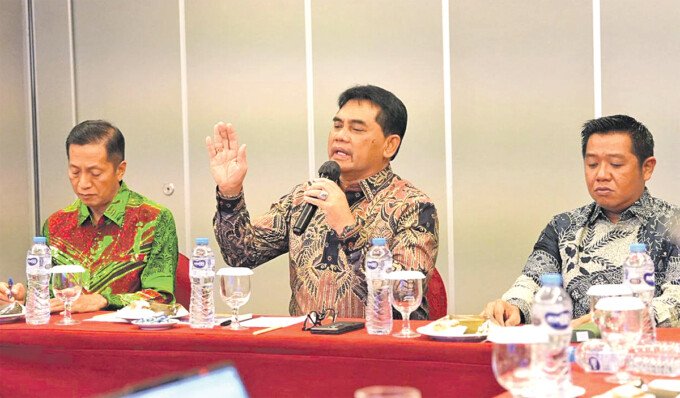 Bupati H Shalahuddin ST MT (tengah) bersama Wakil Bupati Felix Sonadie Y. Tingan, A.Md (kanan) dan Drs. Sekda Muhlis (kiri) pada rapat percepatan desain tiga jembatan Sikan, Lemo, Lahei, kamis (22/1).