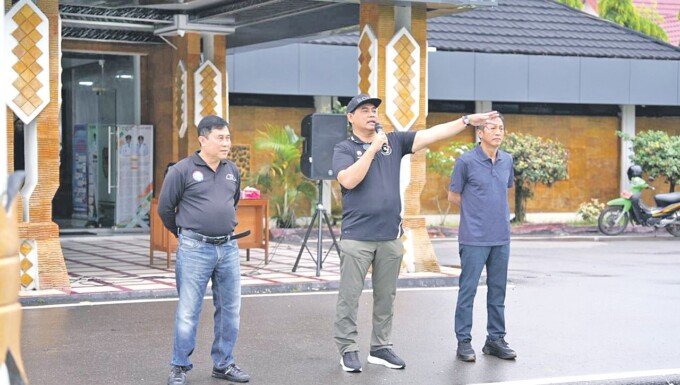 Bupati H Shalahuddin ST MT (tengah) saat memberikan instruksi kepada para ASN Pasca Senam Jum’at, (9/1) lalu.