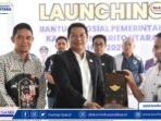 Wakil Bupati Felix Felix Sonadie Y Tingan (tengah) didampingi Kepala Dinsos PMD Barito Utara, Suparmi A. Aspian saat launching bantuan sosial, beberapa waktu lalu.