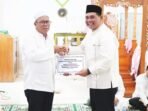 Bupati Batara, Shalahuddin secara simbolis menyerahkan bantuan hibah untuk Masjid AlMunawarah di Montalat kepada tokoh Masyarakat setempat, H Gogo Purmanjaya, Jumat (27/2).