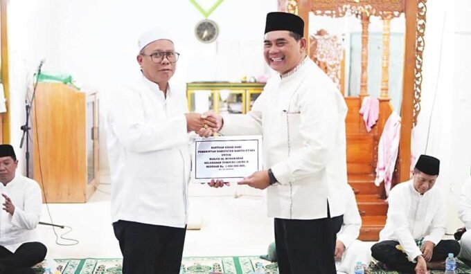 Bupati Batara, Shalahuddin secara simbolis menyerahkan bantuan hibah untuk Masjid AlMunawarah di Montalat kepada tokoh Masyarakat setempat, H Gogo Purmanjaya, Jumat (27/2).